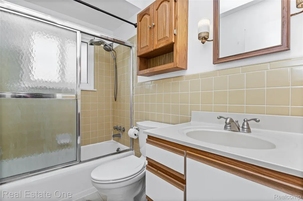 11927 Engleman Road Warren City MI 48089