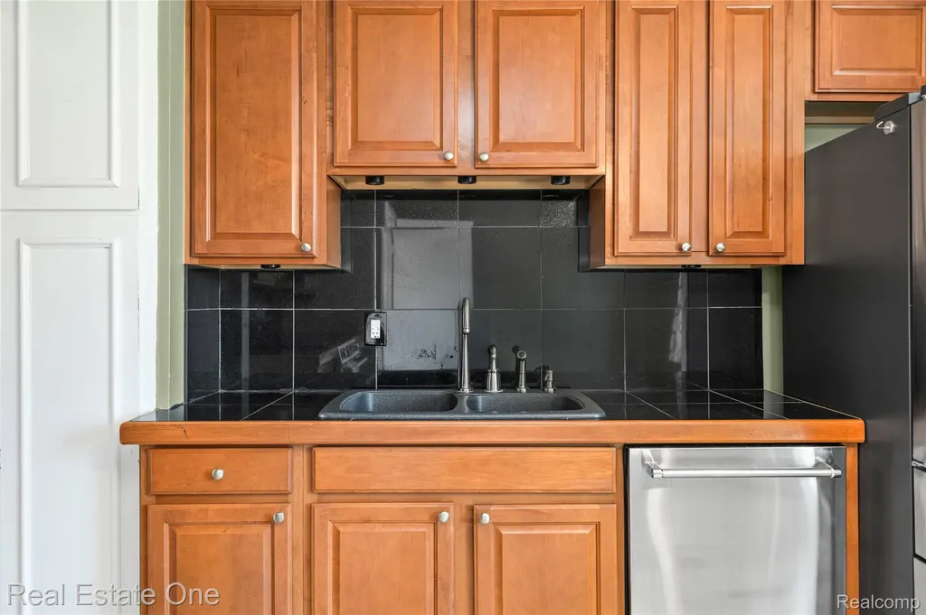 11927 Engleman Road Warren City MI 48089