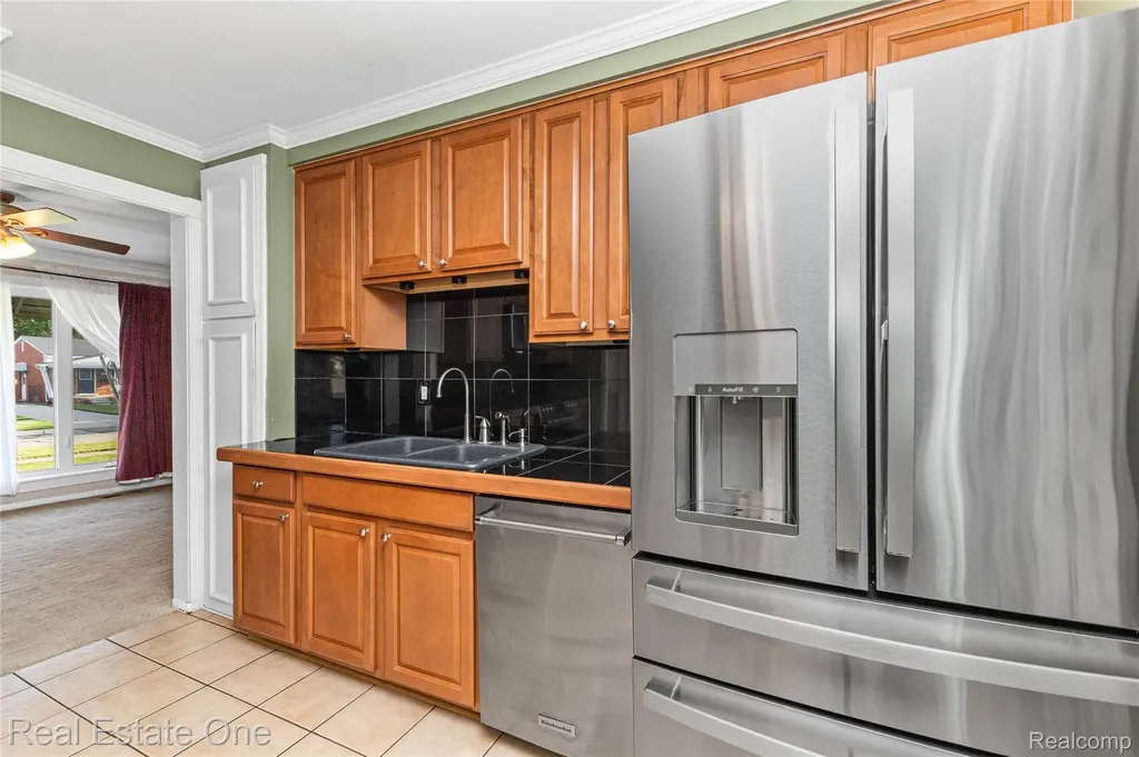 11927 Engleman Road Warren City MI 48089