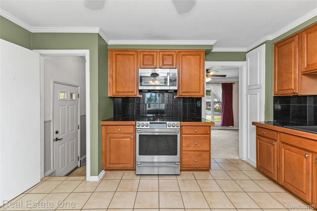 11927 Engleman Road Warren City MI 48089