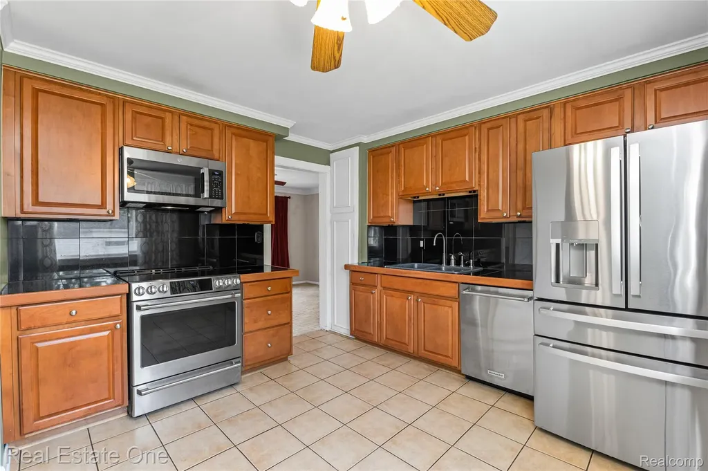 11927 Engleman Road Warren City MI 48089