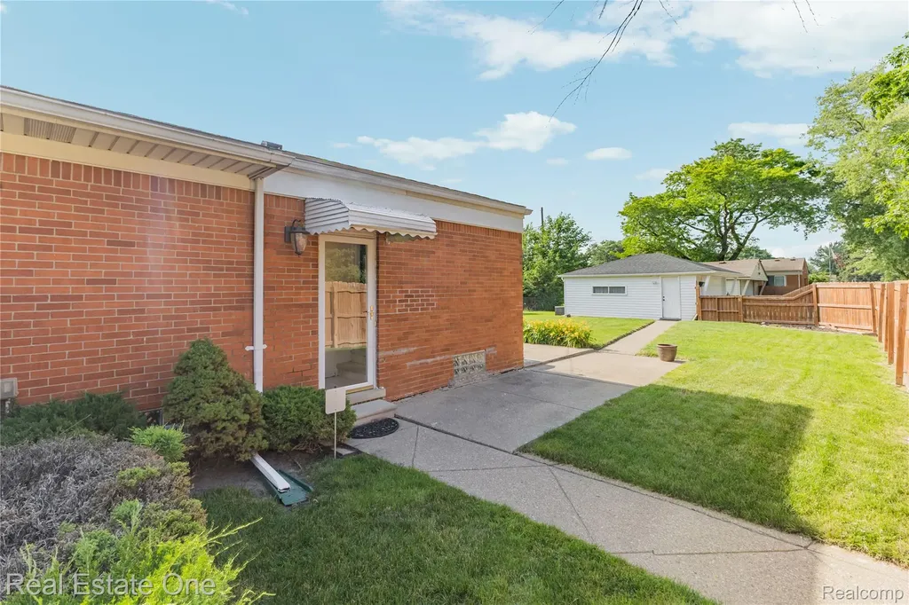 11927 Engleman Road Warren City MI 48089