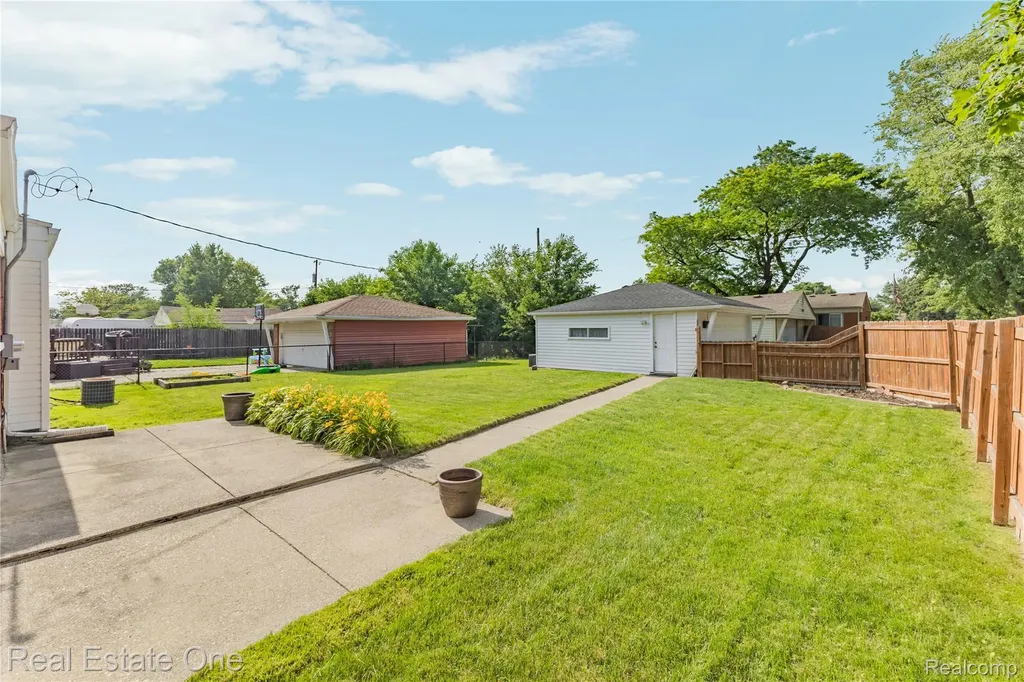 11927 Engleman Road Warren City MI 48089