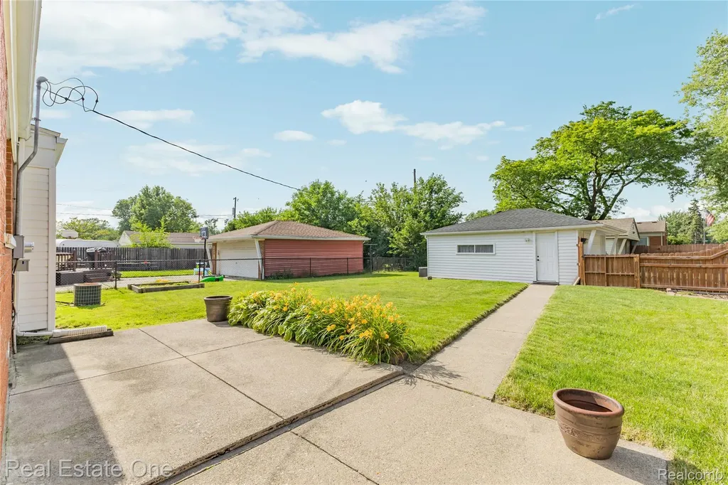 11927 Engleman Road Warren City MI 48089