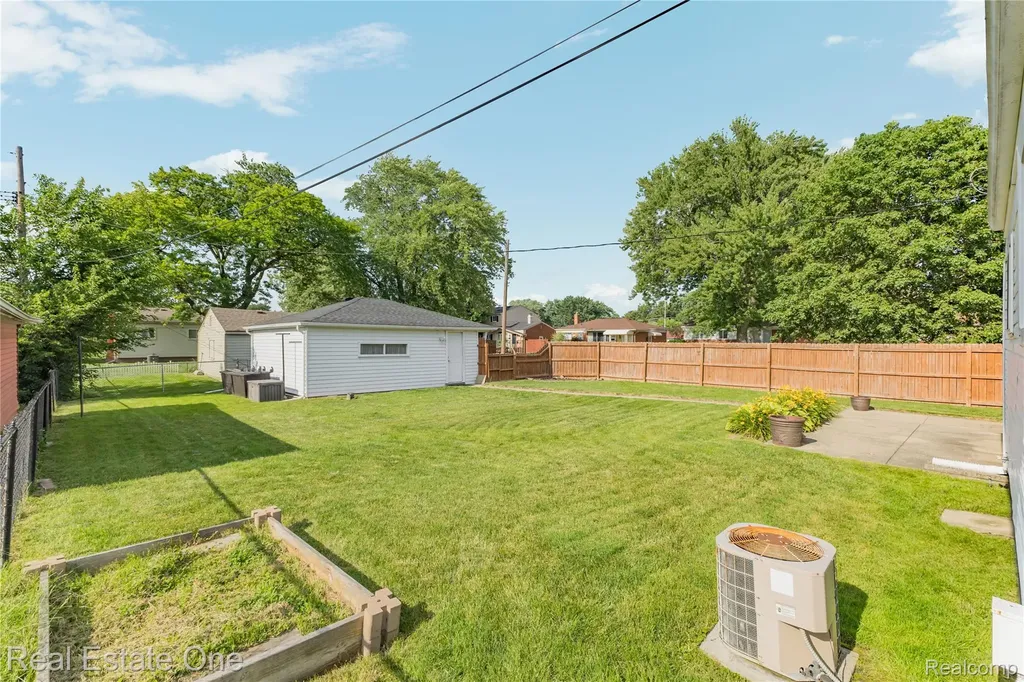 11927 Engleman Road Warren City MI 48089