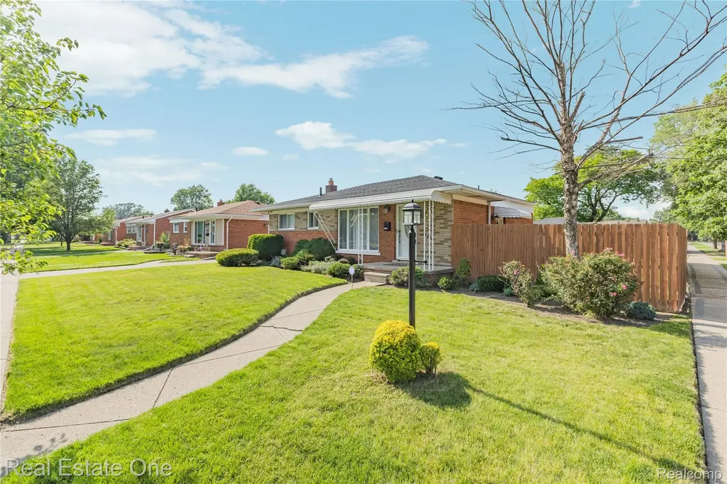 11927 Engleman Road Warren City MI 48089