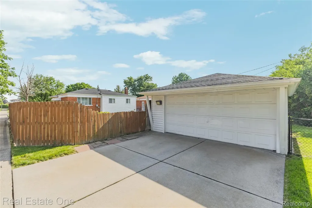 11927 Engleman Road Warren City MI 48089