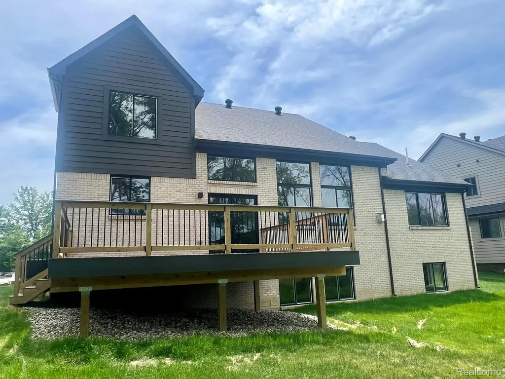 2934 W Walton Boulevard Waterford Charter Township MI 48329