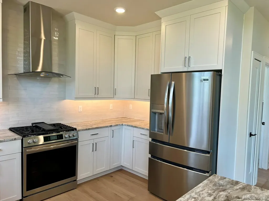 2934 W Walton Boulevard Waterford Charter Township MI 48329