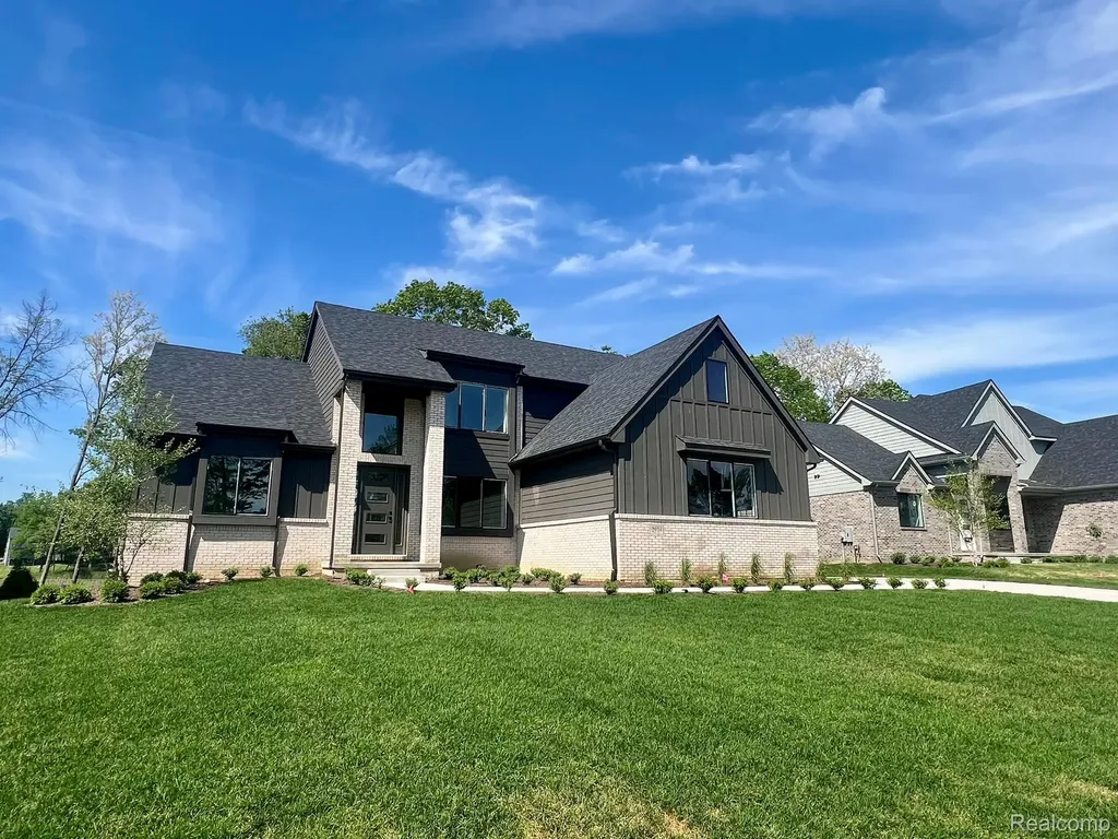2934 W Walton Boulevard Waterford Charter Township MI 48329