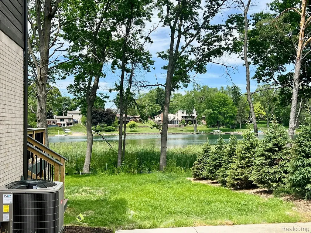 2934 W Walton Boulevard Waterford Charter Township MI 48329