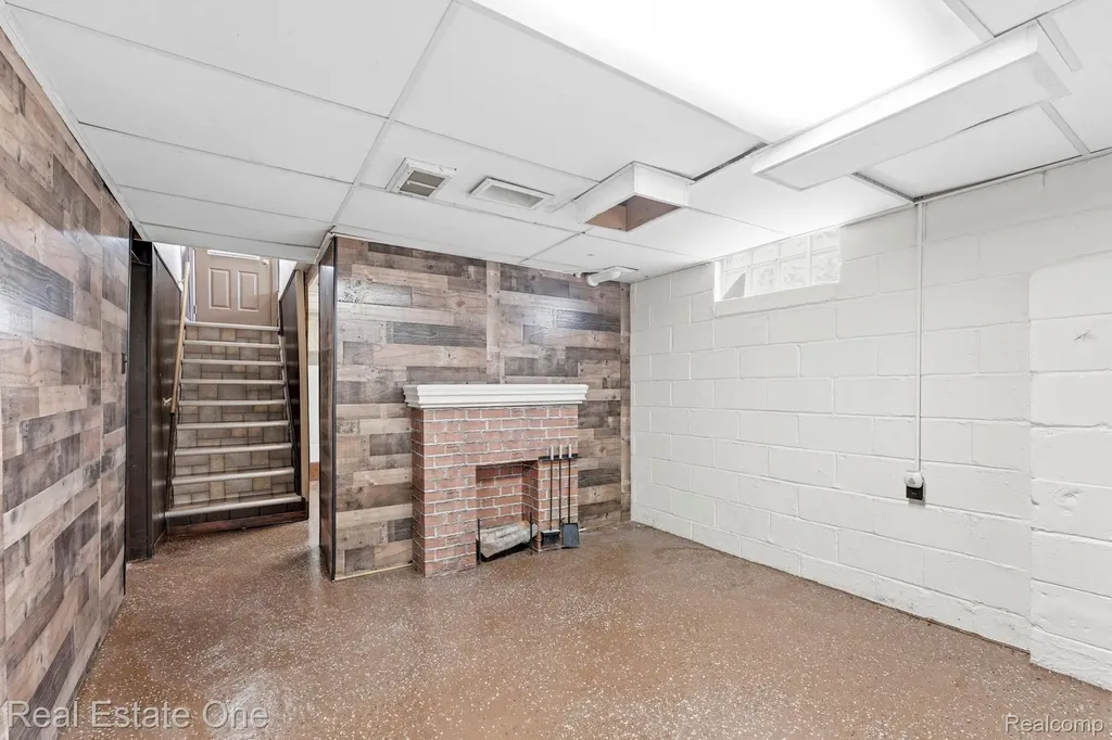 1078 10th Street Wyandotte City MI 48192