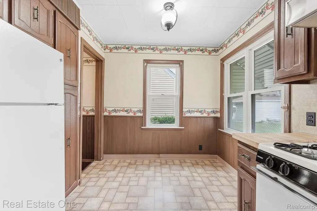 1078 10th Street Wyandotte City MI 48192