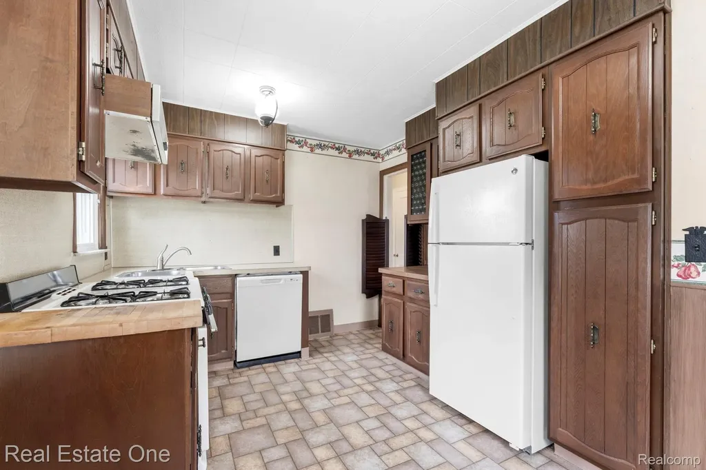 1078 10th Street Wyandotte City MI 48192