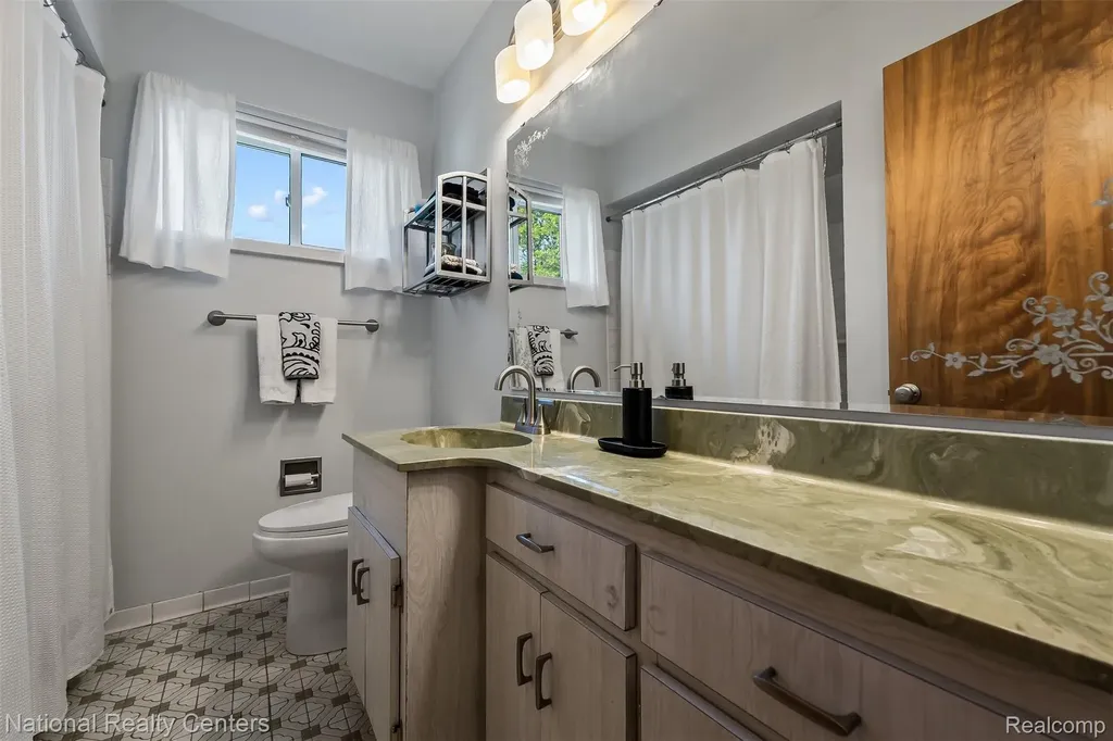 16996 Elizabeth Street Beverly Hills Village MI 48025