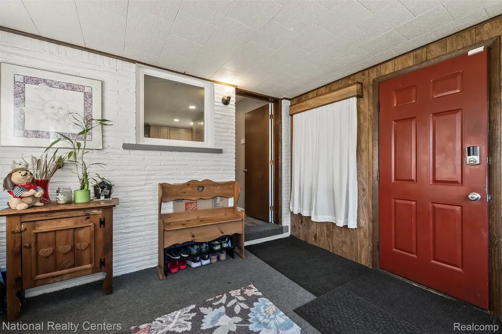 16996 Elizabeth Street Beverly Hills Village MI 48025