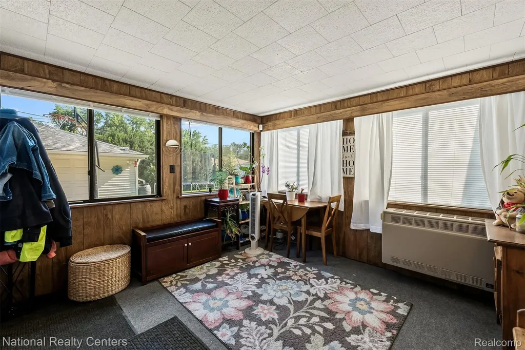 16996 Elizabeth Street Beverly Hills Village MI 48025