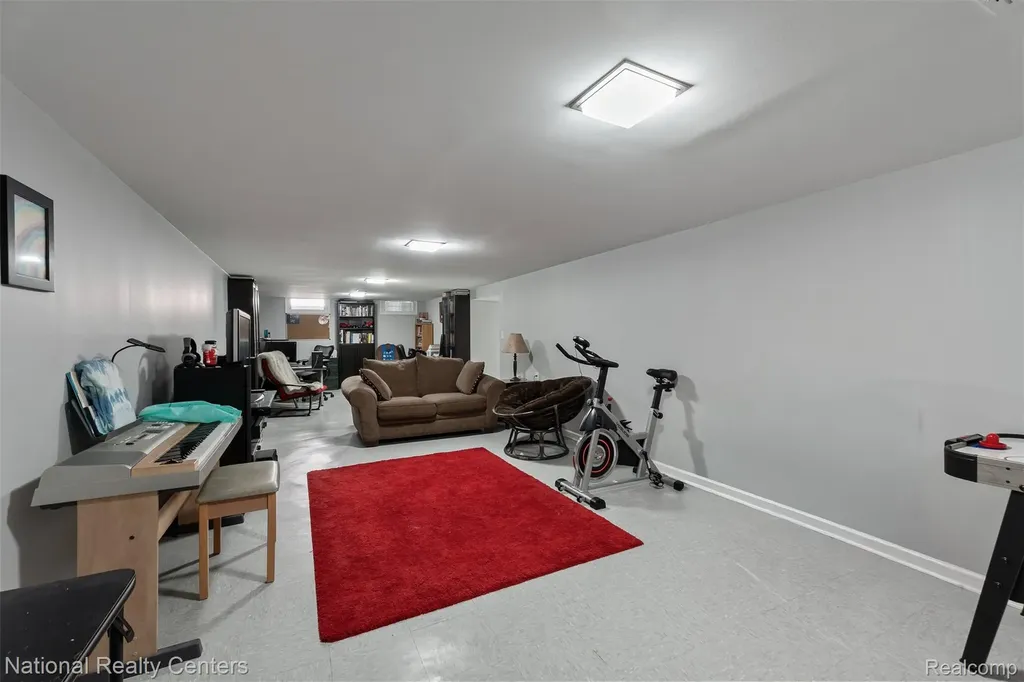 16996 Elizabeth Street Beverly Hills Village MI 48025