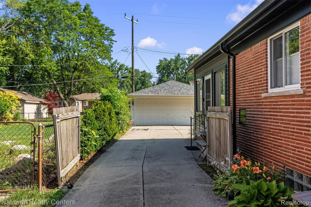 16996 Elizabeth Street Beverly Hills Village MI 48025