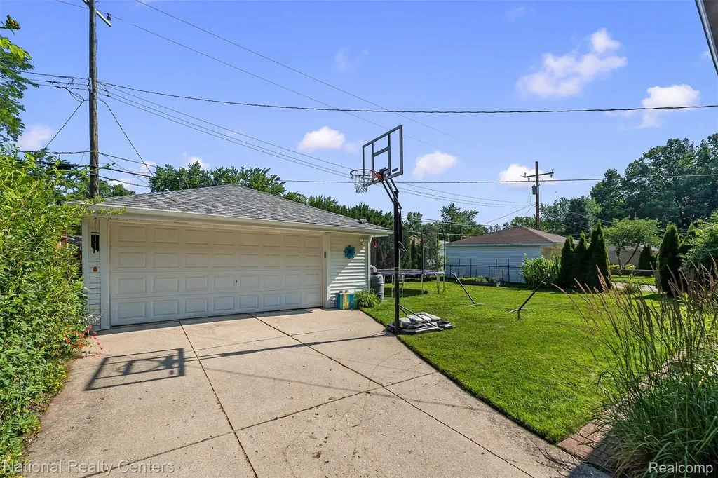 16996 Elizabeth Street Beverly Hills Village MI 48025