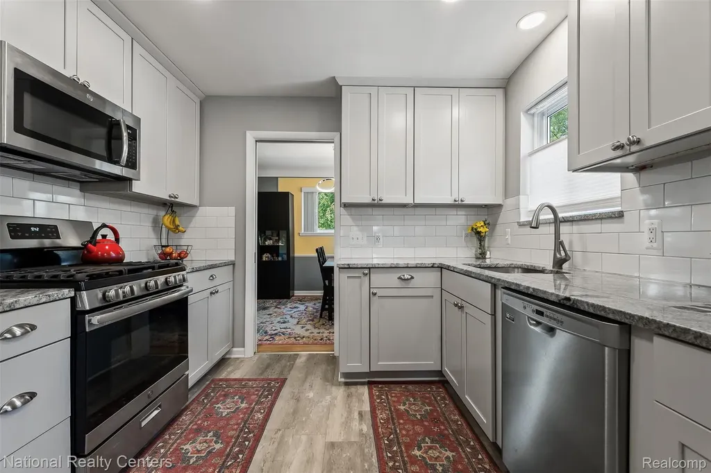 16996 Elizabeth Street Beverly Hills Village MI 48025
