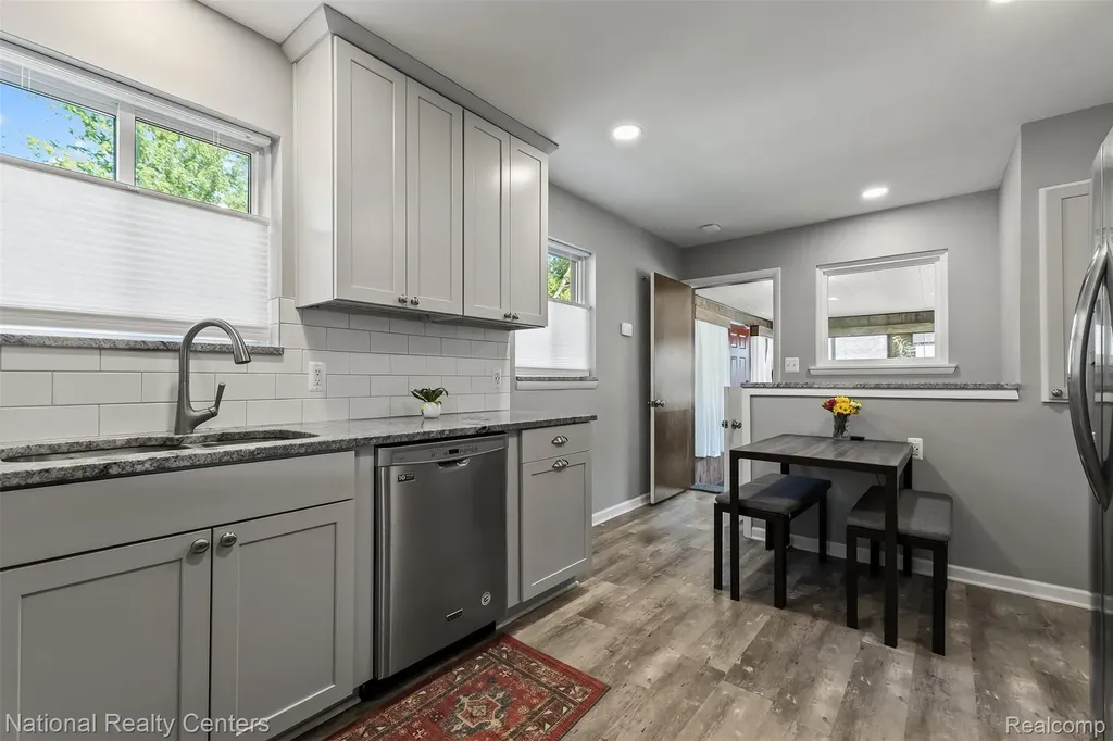 16996 Elizabeth Street Beverly Hills Village MI 48025