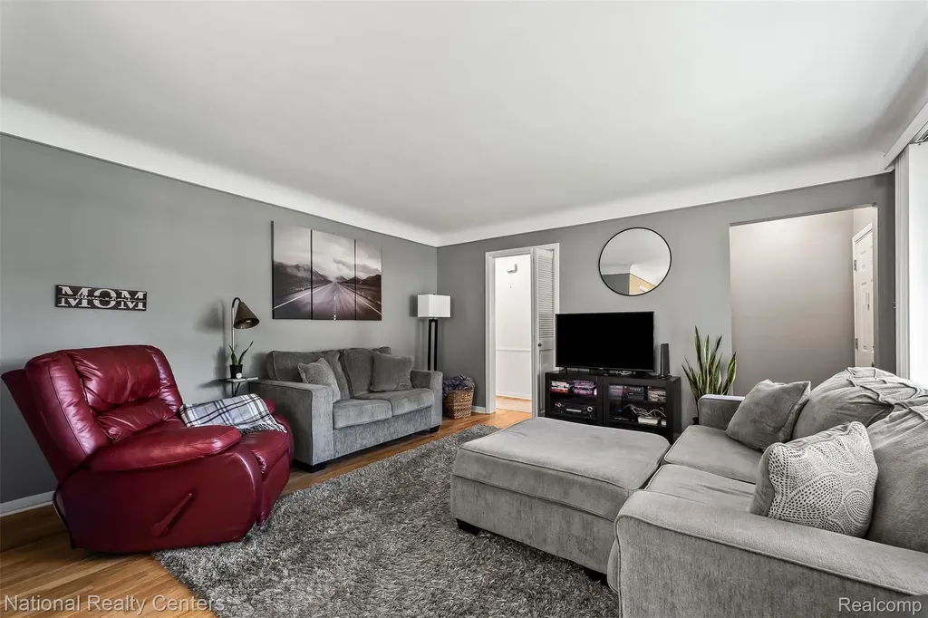 16996 Elizabeth Street Beverly Hills Village MI 48025