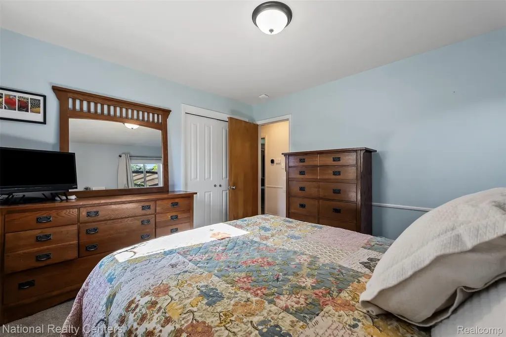 16996 Elizabeth Street Beverly Hills Village MI 48025