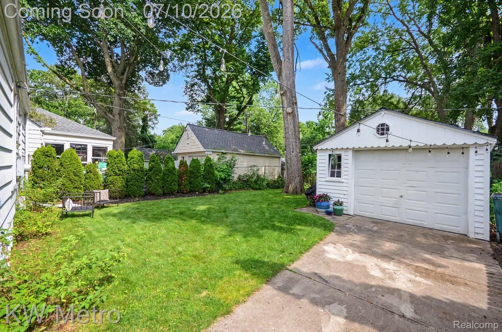 615 Royal Avenue Royal Oak City MI 48073
