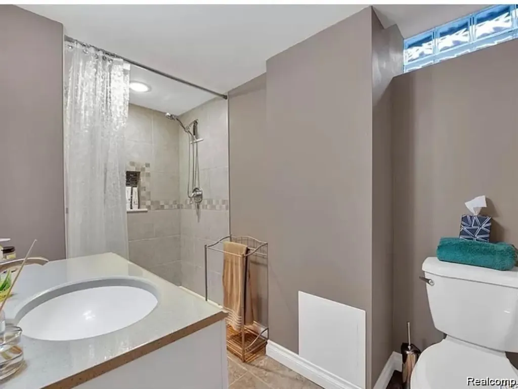 1341 Catalpa Drive Rochester City MI 48307