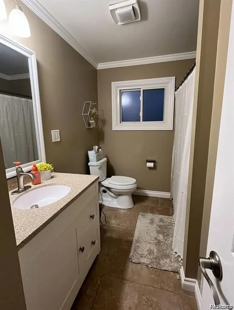 1341 Catalpa Drive Rochester City MI 48307