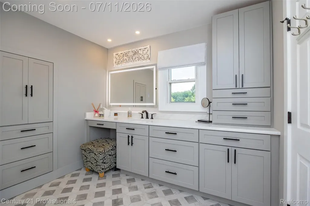 689 Woodfield Way Rochester Hills City MI 48307