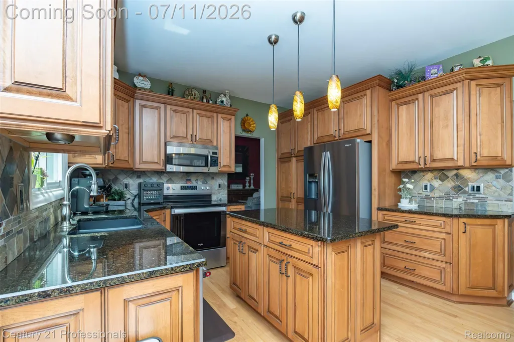 689 Woodfield Way Rochester Hills City MI 48307