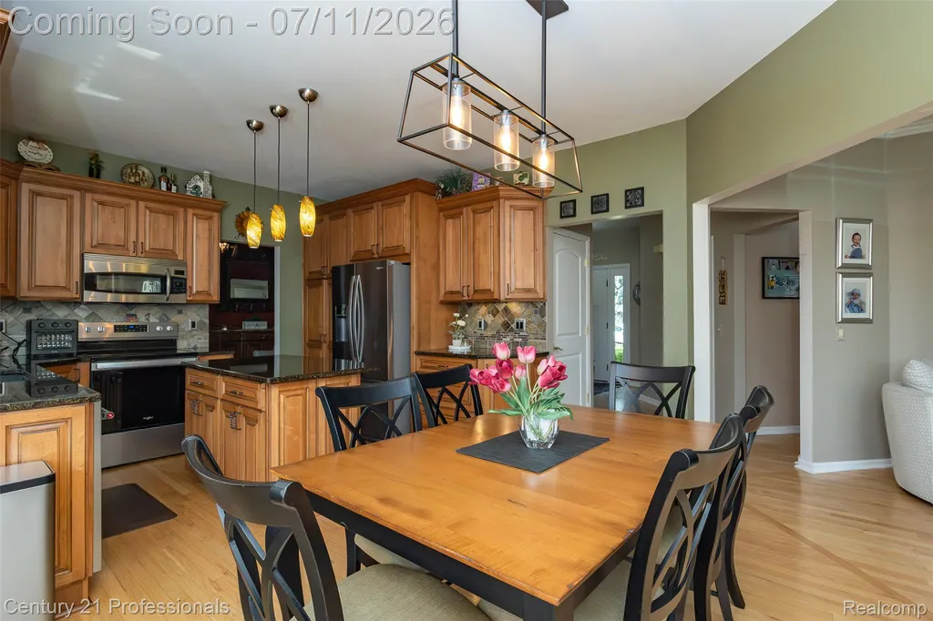 689 Woodfield Way Rochester Hills City MI 48307
