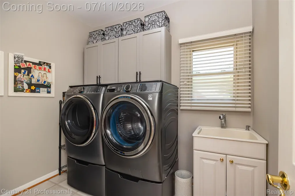 689 Woodfield Way Rochester Hills City MI 48307