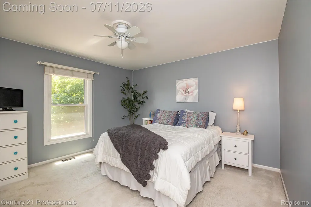 689 Woodfield Way Rochester Hills City MI 48307