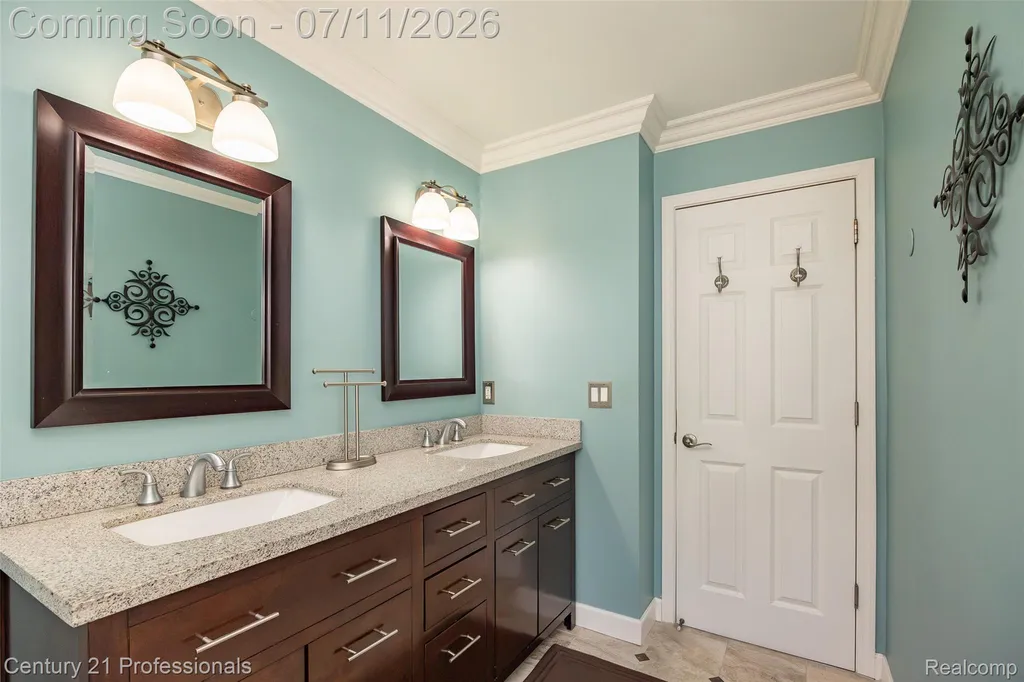 689 Woodfield Way Rochester Hills City MI 48307