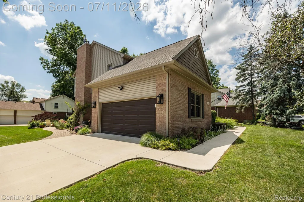 689 Woodfield Way Rochester Hills City MI 48307