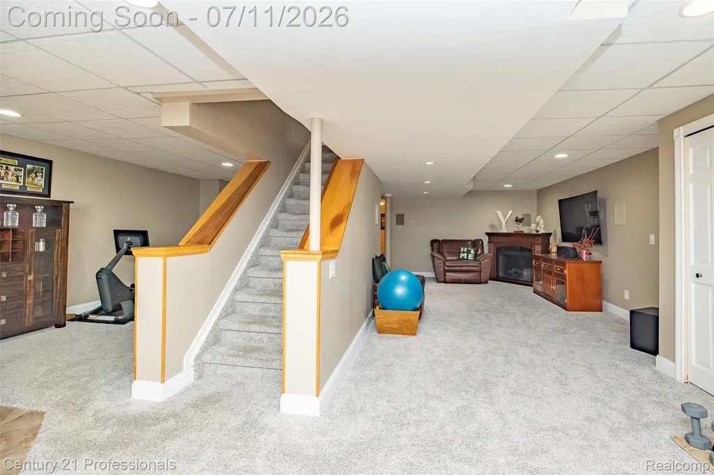 689 Woodfield Way Rochester Hills City MI 48307