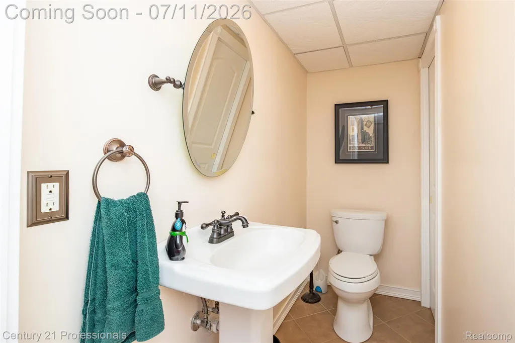 689 Woodfield Way Rochester Hills City MI 48307