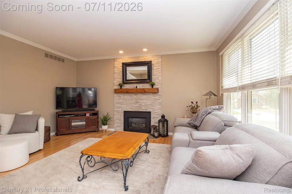 689 Woodfield Way Rochester Hills City MI 48307