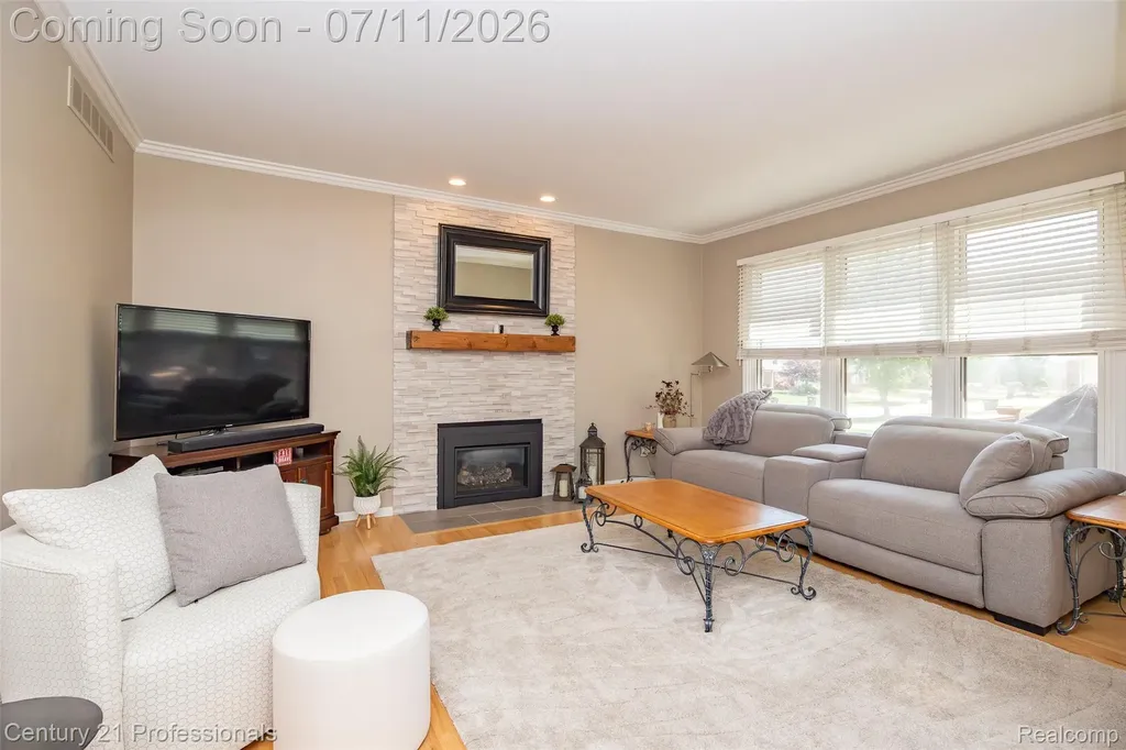 689 Woodfield Way Rochester Hills City MI 48307