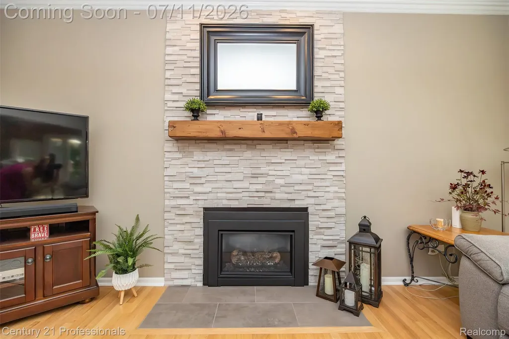 689 Woodfield Way Rochester Hills City MI 48307