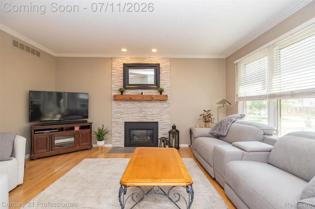 689 Woodfield Way Rochester Hills City MI 48307