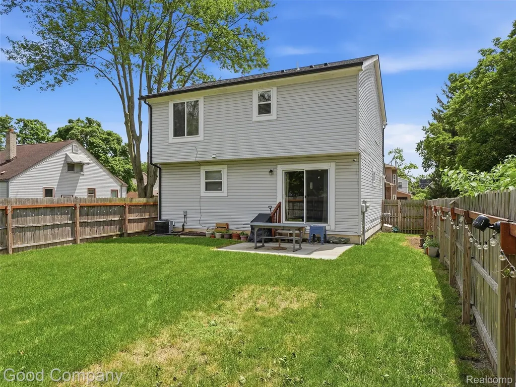 1243 E Milton Avenue Hazel Park City MI 48030