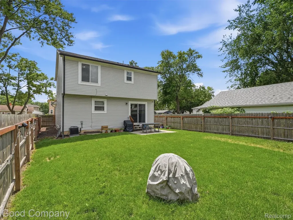 1243 E Milton Avenue Hazel Park City MI 48030