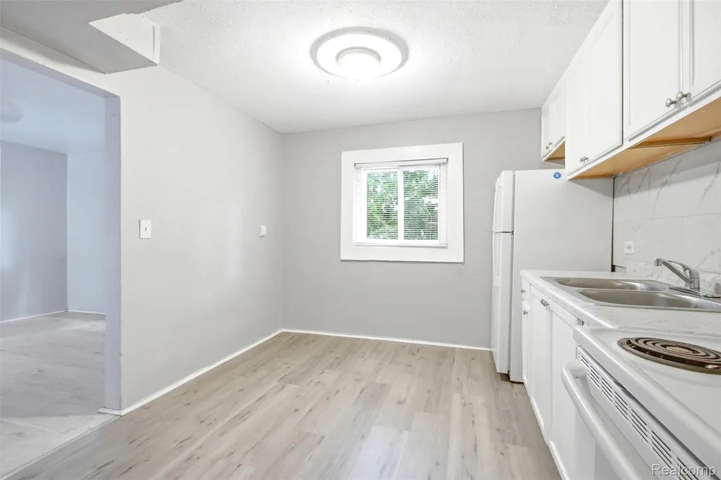 31563 Alpena Court Westland City MI 48186