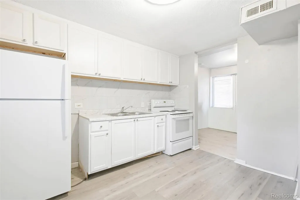 31563 Alpena Court Westland City MI 48186