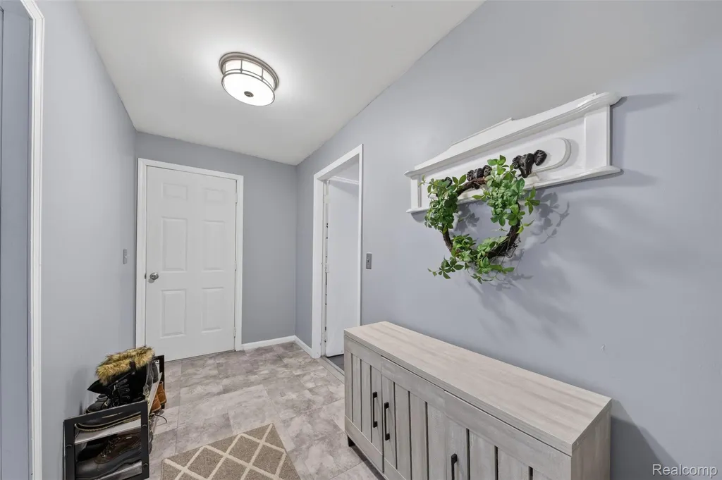 800 Hinford Avenue Lake Orion Village MI 48362