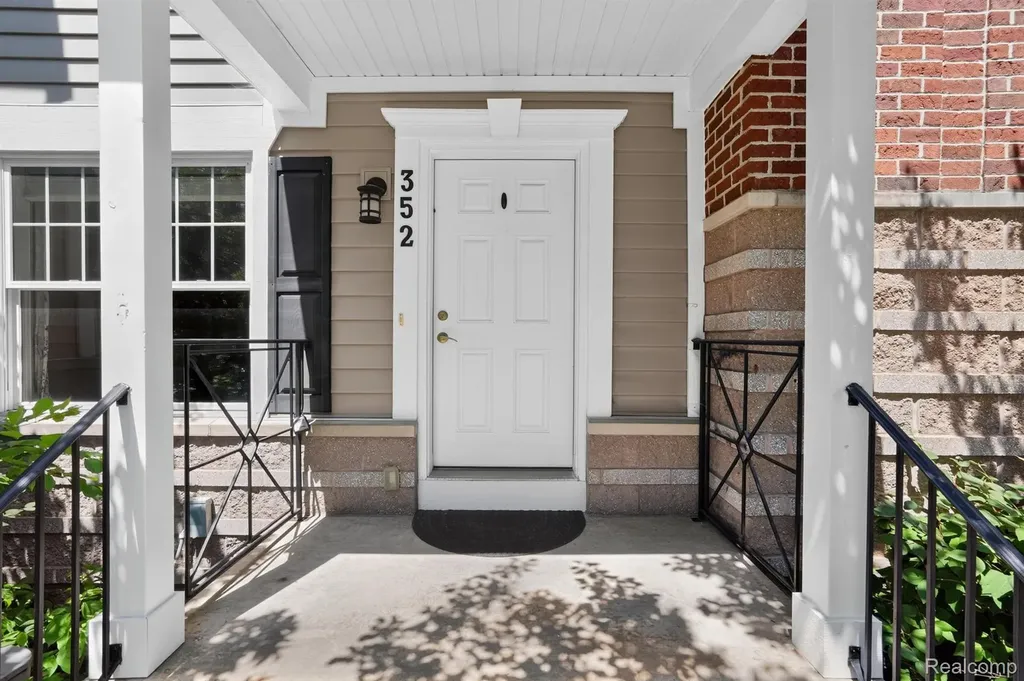 352 W Grand River Avenue East Lansing City MI 48823